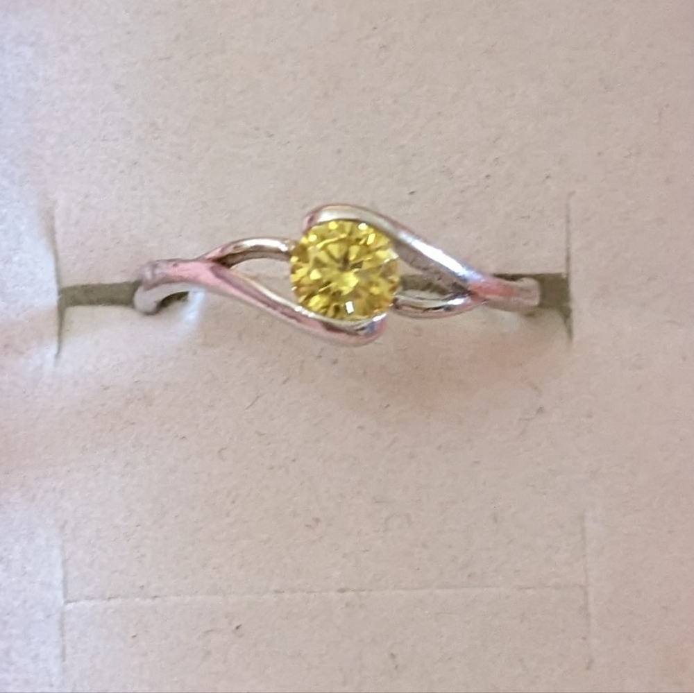 Elegant Silver and Yellow Gemstone Ring, T1B8G
